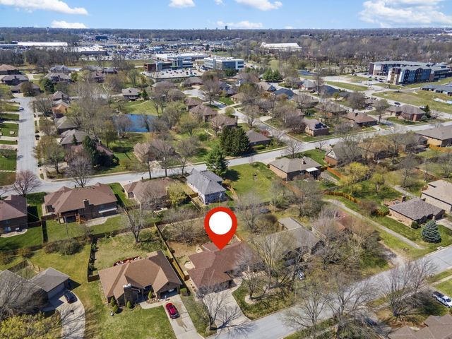 1933 S Oakmont Avenue, Springfield, MO 65809