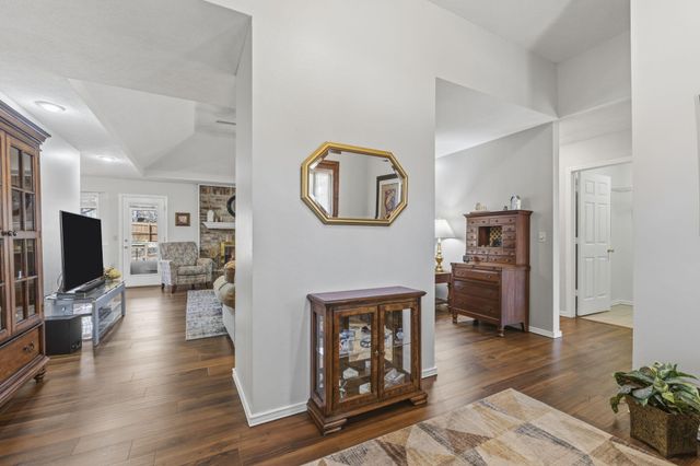 1933 S Oakmont Avenue, Springfield, MO 65809