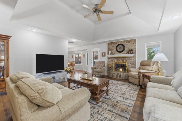 1933 S Oakmont Avenue, Springfield, MO 65809