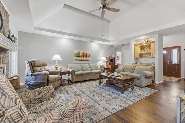 1933 S Oakmont Avenue, Springfield, MO 65809