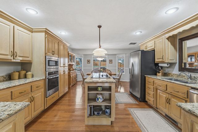 1933 S Oakmont Avenue, Springfield, MO 65809