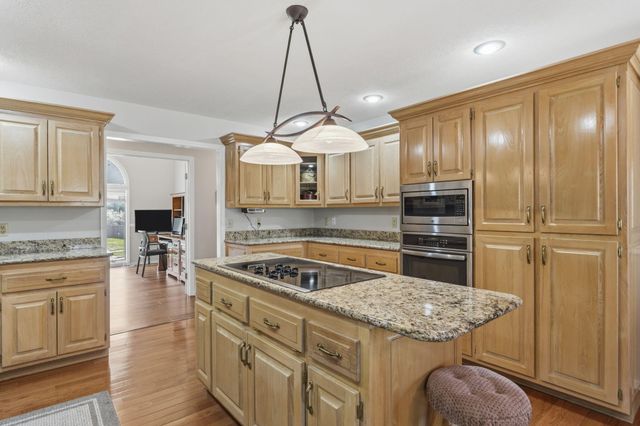 1933 S Oakmont Avenue, Springfield, MO 65809