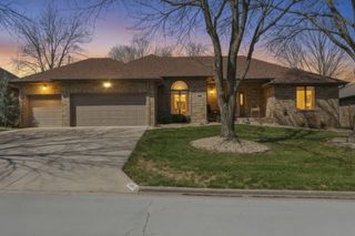 1933 S Oakmont Avenue, Springfield, MO 65809