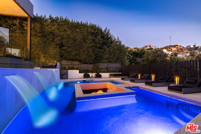 8842 Evanview Drive, Los Angeles, CA 90069