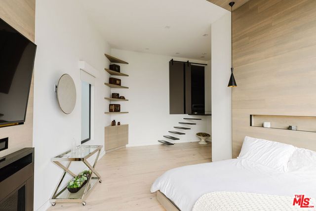 8842 Evanview Drive, Los Angeles, CA 90069