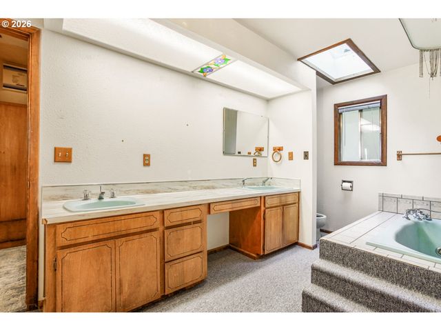 28250 Sw FARMINGTON Rd, Hillsboro, OR 97123
