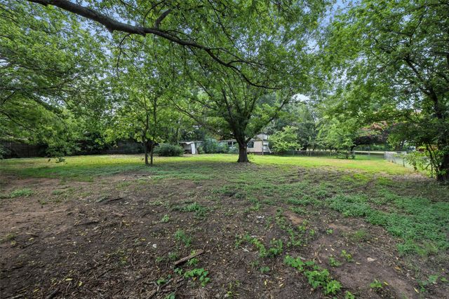 608 W Walcott Street, Pilot Point, TX 76258