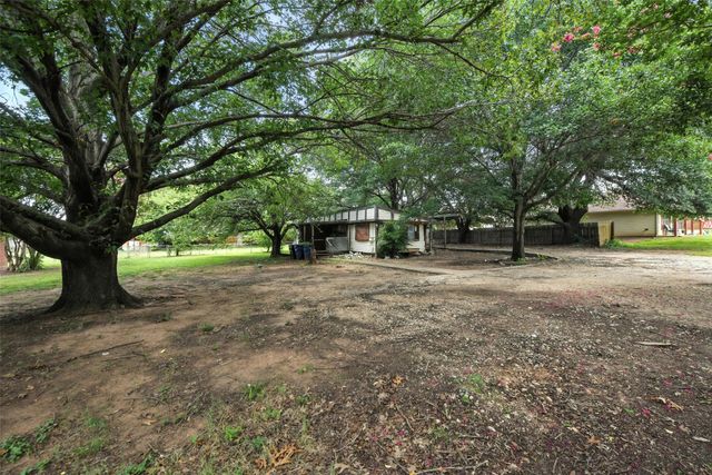 608 W Walcott Street, Pilot Point, TX 76258