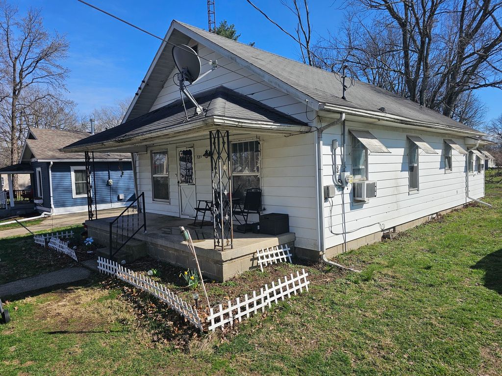 Image 2 of property listing at 725 Dewey Avenue, Mt Vernon, IL 62864