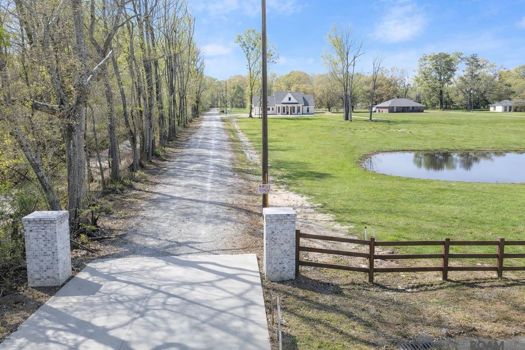 10482 Summerside Dr, Baker, LA 70714