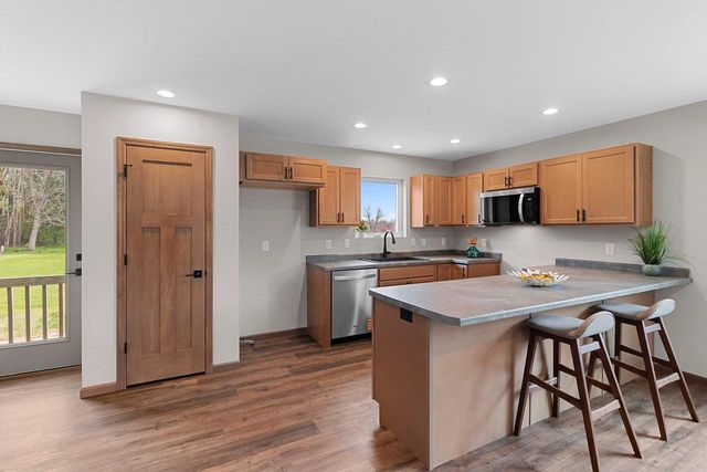 1801 SOUTHLAND LANE, New London, WI 54961