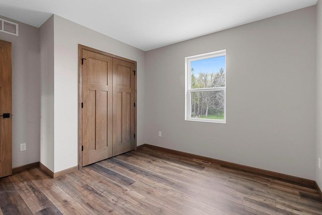 1801 SOUTHLAND LANE, New London, WI 54961