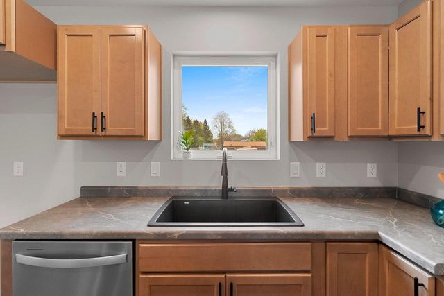 1801 SOUTHLAND LANE, New London, WI 54961