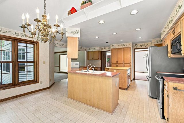 4228 W Tumblecreek DRIVE, Franklin, WI 53132