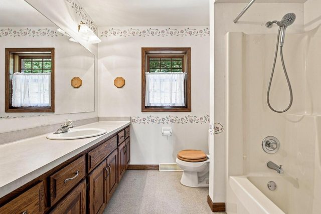 4228 W Tumblecreek DRIVE, Franklin, WI 53132