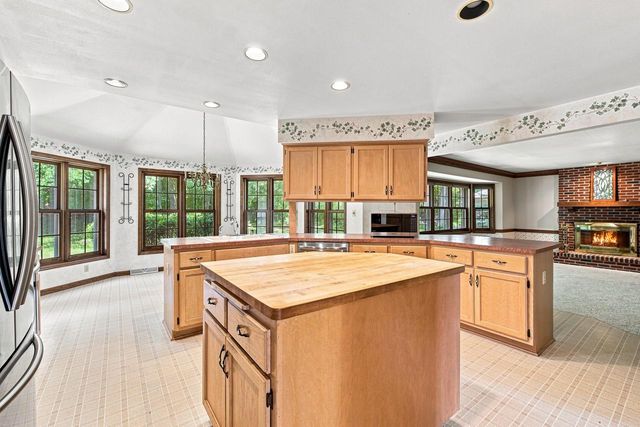 4228 W Tumblecreek DRIVE, Franklin, WI 53132