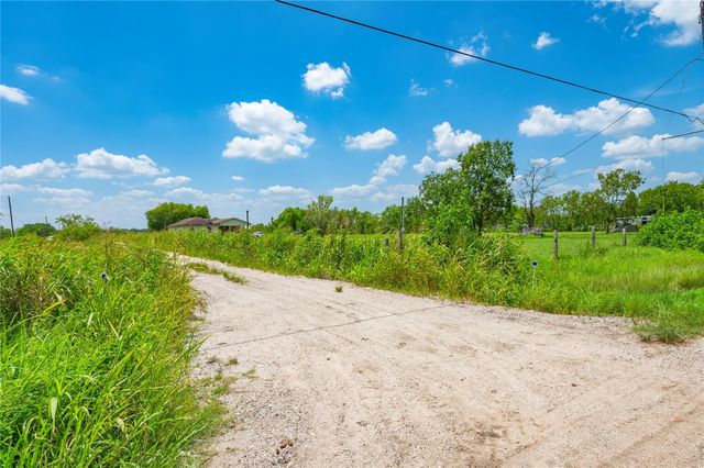 800 Private Road 60406, Dayton, TX 77535