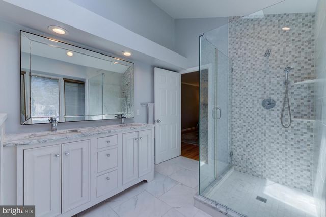 4 HAWK DR E, Princeton Junction, NJ 08550