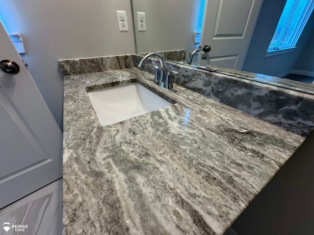 8341 Peninsula Circle, Grand Blanc, MI 48439