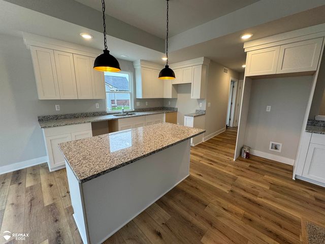 8341 Peninsula Circle, Grand Blanc, MI 48439