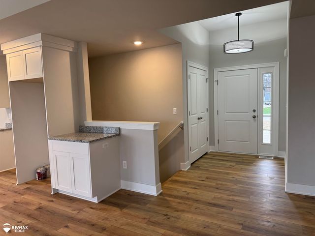 8341 Peninsula Circle, Grand Blanc, MI 48439