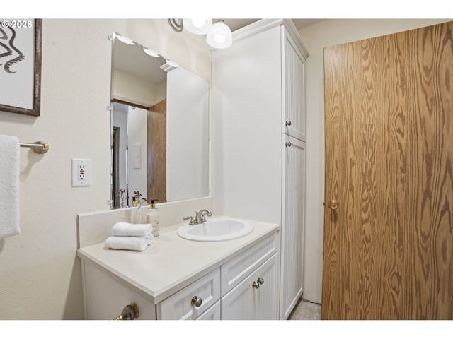 11040 Sw GREENBURG Rd 311, Tigard, OR 97223