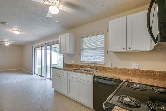 2410 21st Avenue N, Texas City, TX 77590