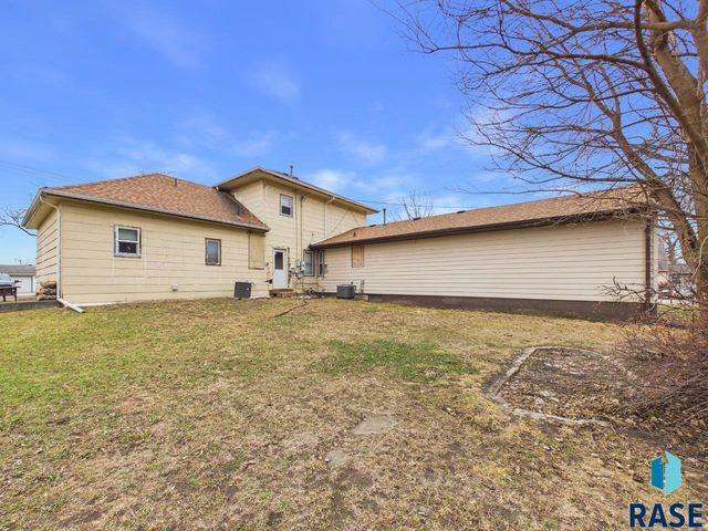 404 W 1st Ave Avenue, Lennox, SD 57039