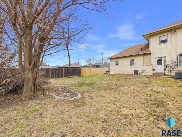 404 W 1st Ave Avenue, Lennox, SD 57039