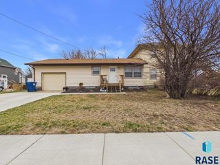 404 W 1st Ave Avenue, Lennox, SD 57039