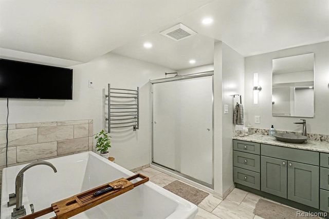 6561 Bennett Lake Road, Fenton, MI 48430