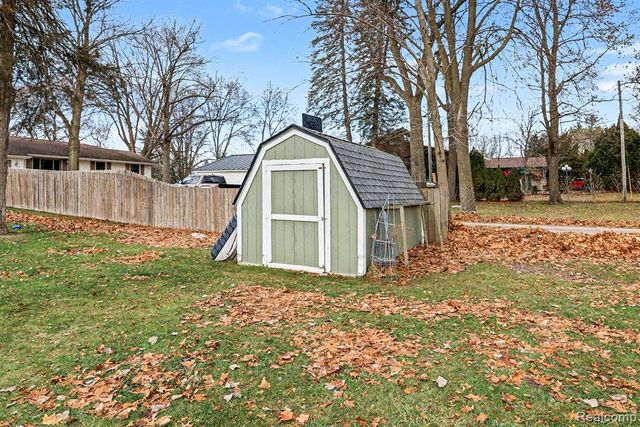 6561 Bennett Lake Road, Fenton, MI 48430