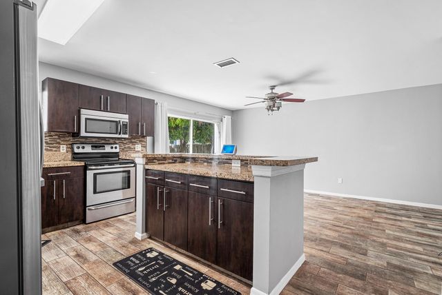 601 Lakeshore Terrace, Davie, FL 33325