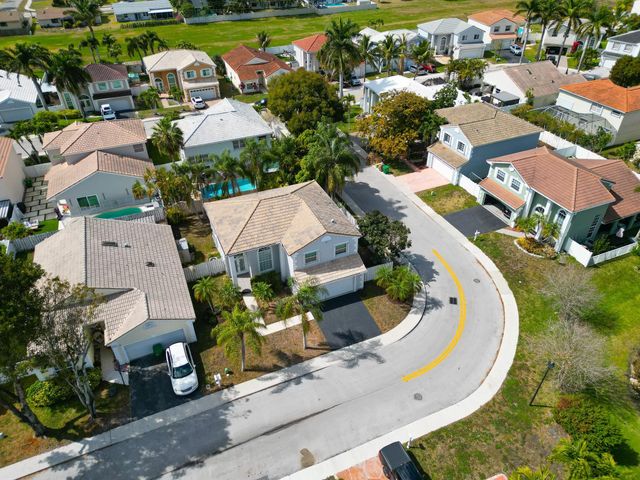 601 Lakeshore Terrace, Davie, FL 33325