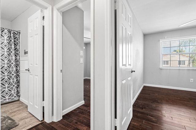 601 Lakeshore Terrace, Davie, FL 33325