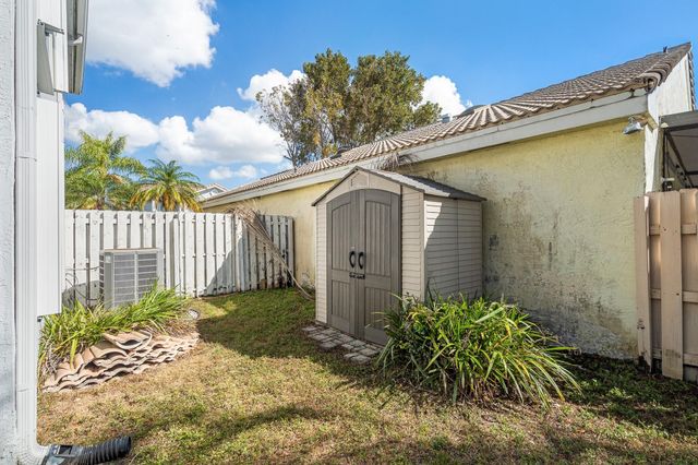 601 Lakeshore Terrace, Davie, FL 33325