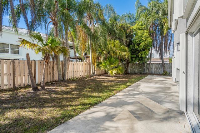 601 Lakeshore Terrace, Davie, FL 33325