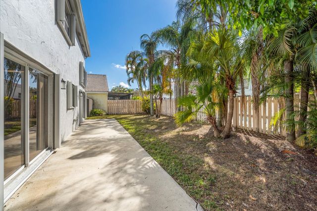 601 Lakeshore Terrace, Davie, FL 33325