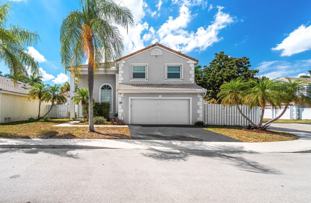 601 Lakeshore Terrace, Davie, FL 33325