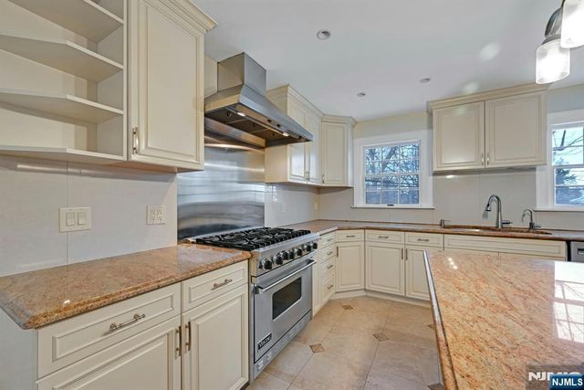 40 Clinton Avenue, Tenafly, NJ 07670