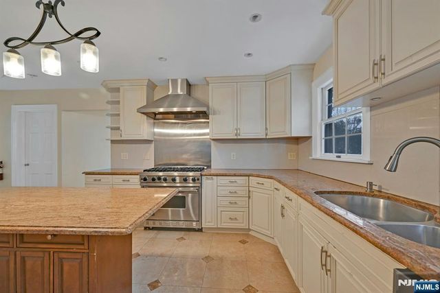 40 Clinton Avenue, Tenafly, NJ 07670