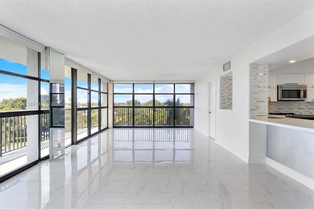 600 Parkview Dr 509, Hallandale Beach, FL 33009