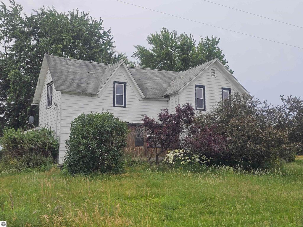 Image 1 of property listing at 2353 W Rosebush Road, Weidman, MI 48893