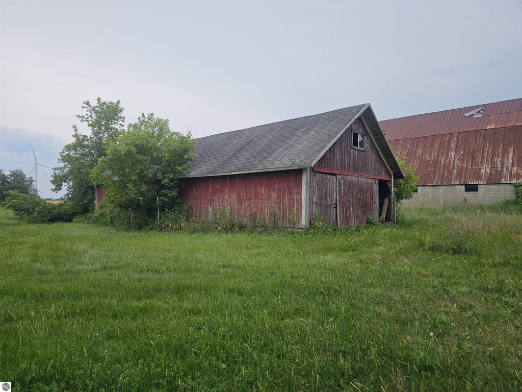 Image 10 of property listing at 2353 W Rosebush Road, Weidman, MI 48893