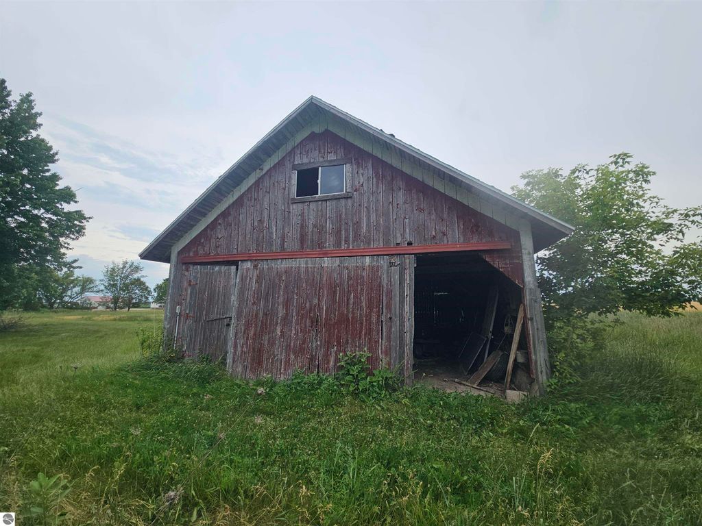 Image 11 of property listing at 2353 W Rosebush Road, Weidman, MI 48893