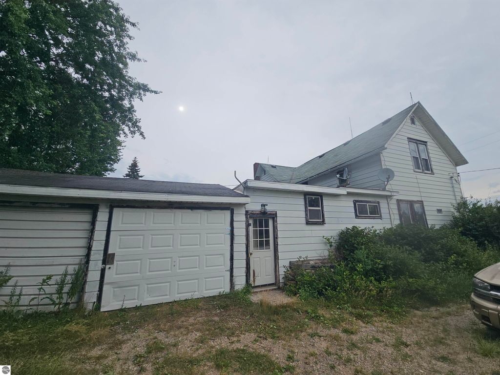 Image 14 of property listing at 2353 W Rosebush Road, Weidman, MI 48893