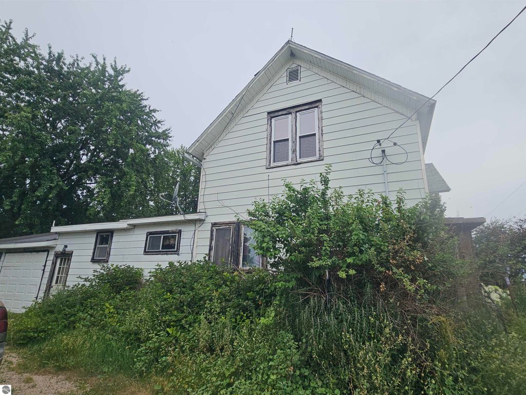 Image 15 of property listing at 2353 W Rosebush Road, Weidman, MI 48893