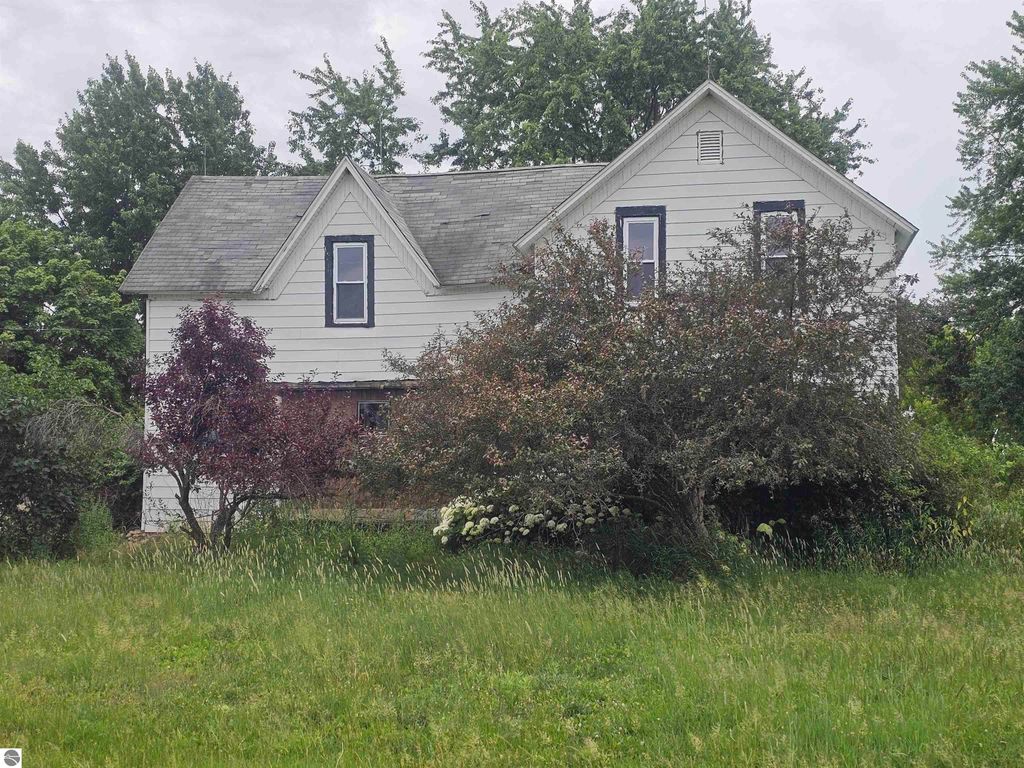 Image 2 of property listing at 2353 W Rosebush Road, Weidman, MI 48893