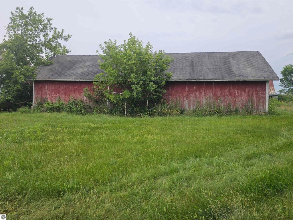 Image 9 of property listing at 2353 W Rosebush Road, Weidman, MI 48893