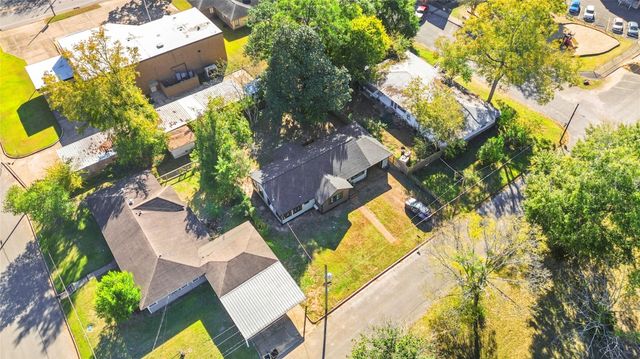 407 W Walt Davis Drive W, Woodville, TX 75979